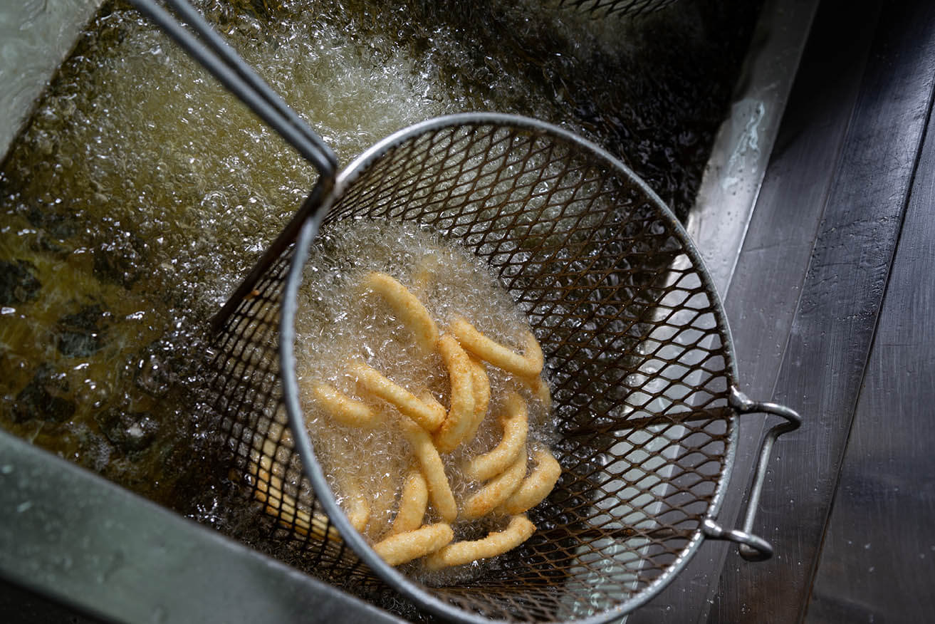 Onion Rings in a deep fryer with boiling oil that generates free radicals, thus oxidative stress
